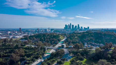 Drohnen-Hyperlapse-Der-Autobahn-110-Und-Der-Skyline-Der-Innenstadt-Von-Los-Angeles