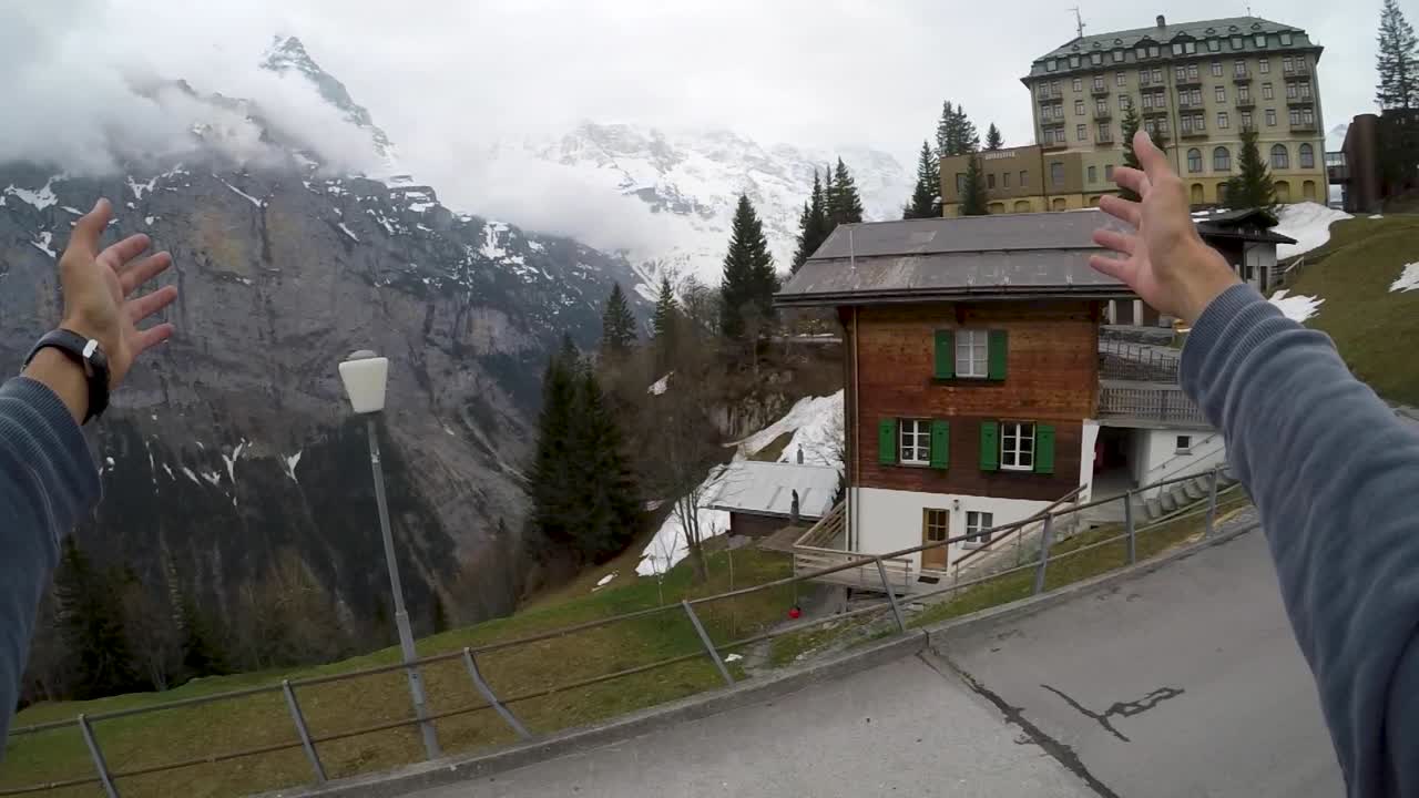 persona filmando la magnífica vista desde el acantilado de los alpes suizos - toma en movimiento