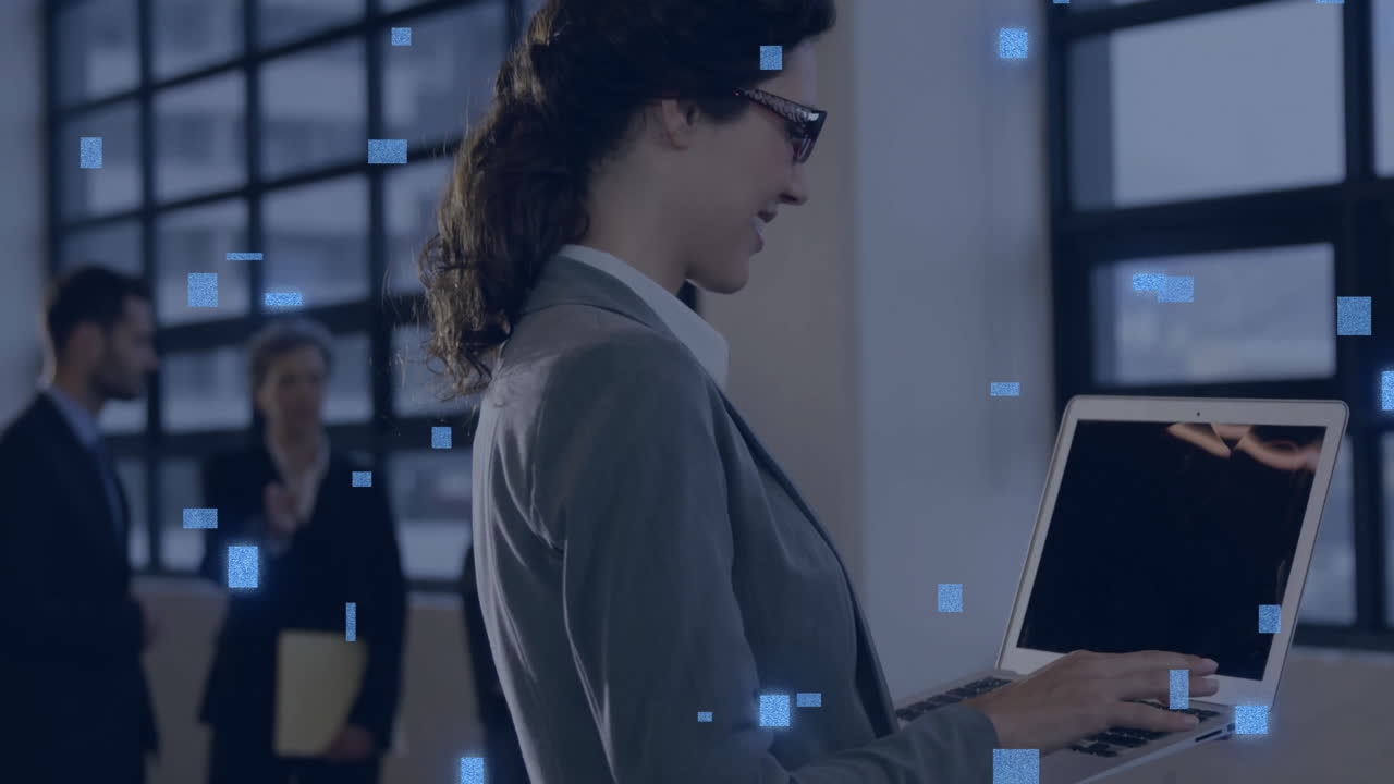 animación de una placa de circuitos con procesamiento de datos sobre una mujer caucásica usando una computadora portátil