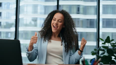 Trabajadora-Celebrando-Logros-Con-Un-Baile-Divertido-De-Cerca.-Mujer-Sintiéndose-Feliz