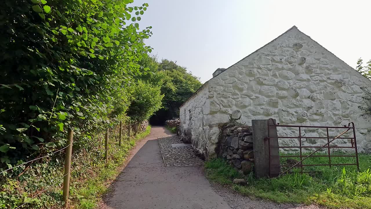 돌 건물 의 조용한 길