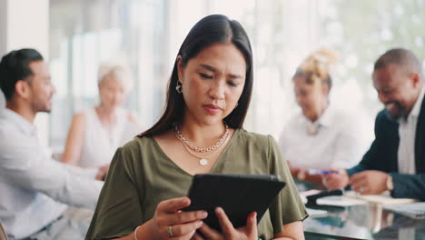 Denken,-Tablet-Und-Management-Mit-Geschäft