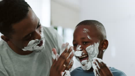 Cuidado-De-La-Piel,-Crema-Y-Padre-Con-Niño-En-El-Baño.