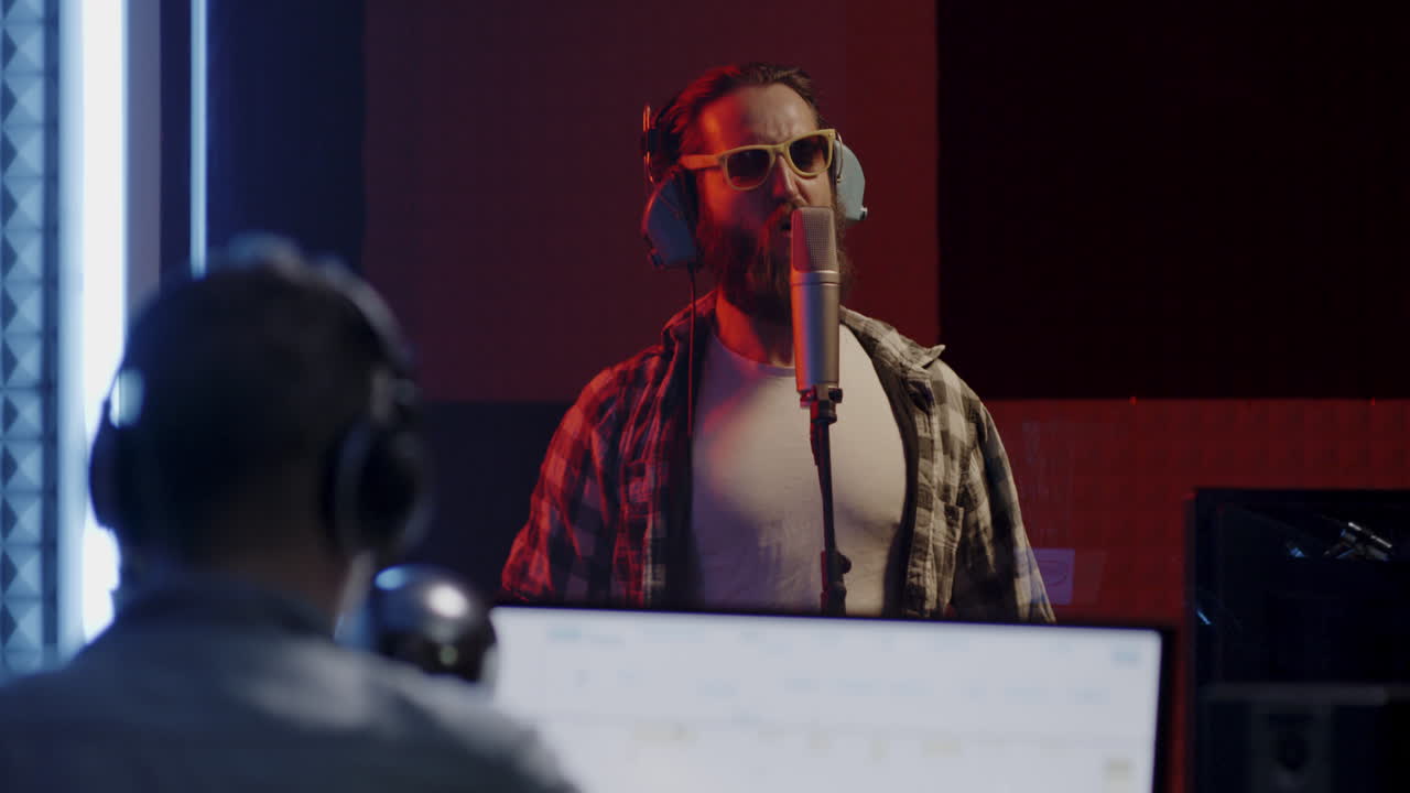 músico grabando en un estudio