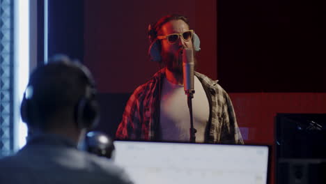 músico grabando en un estudio