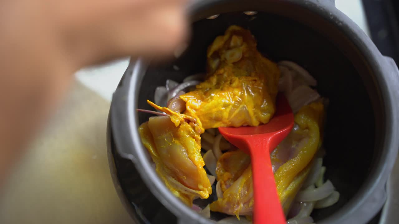 수프 준비를 위해  양파와 함께 요리 된 호박 코팅