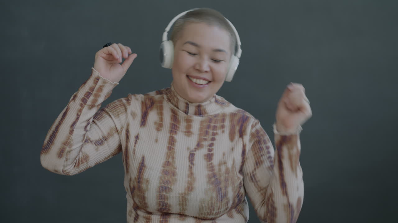 음악 을 듣고 있는 행복 한 여자