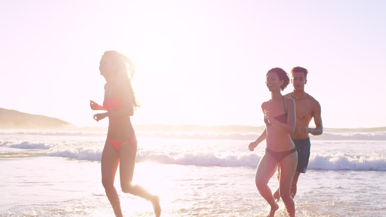 해가 뜨면 바다에서 수영하는 친구 그룹 다민족 다양성