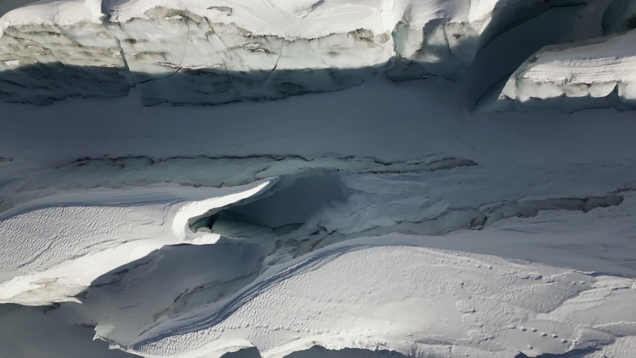 스위스 알프스에 있는 빙하의 공중 평면도, 눈 덮인 표면
