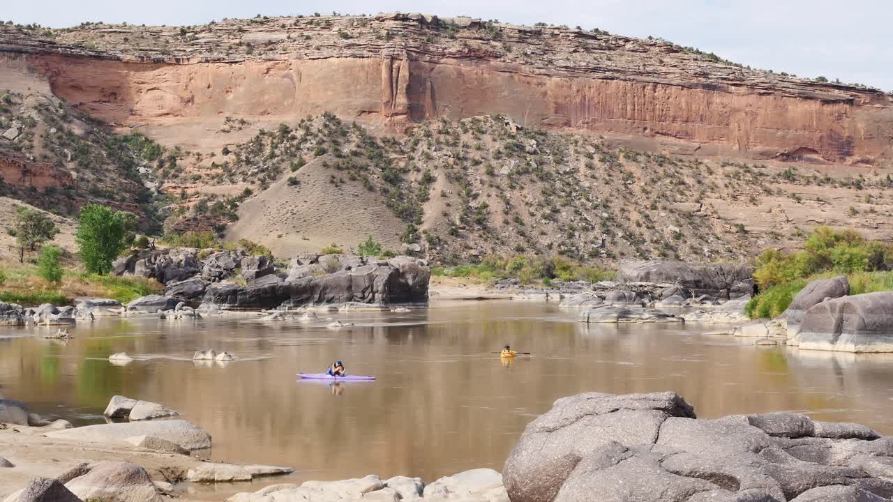 Colorado Nehri'ndeki kano yapanlar