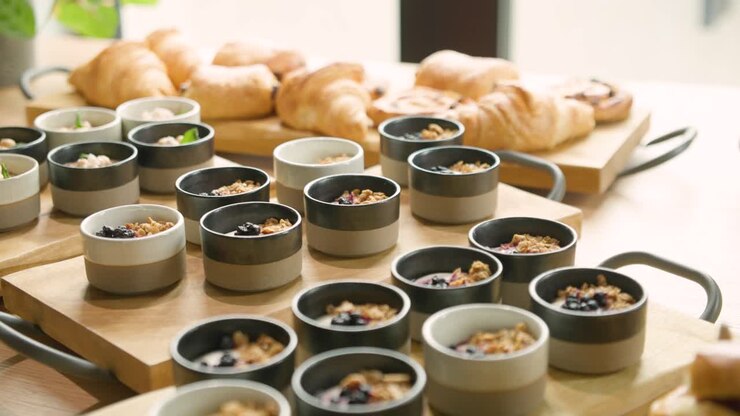 Hotelmorgenmadsbuffet med overnight oats og croissanter, ideel til en nærende morgenstart