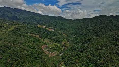 Los-Naranjos-Panamá-Antena-V3-Cinemático-Drone-Sobrevuelo-Zona-Montañosa-Rural-Que-Captura-Un-Paisaje-Hermoso-Y-Prístino-Con-Un-Denso-Bosque-Exuberante-Y-Tierras-De-Cultivo-En-Las-Laderas---Filmado-Con-Mavic-3-Cine---Abril-De-2022