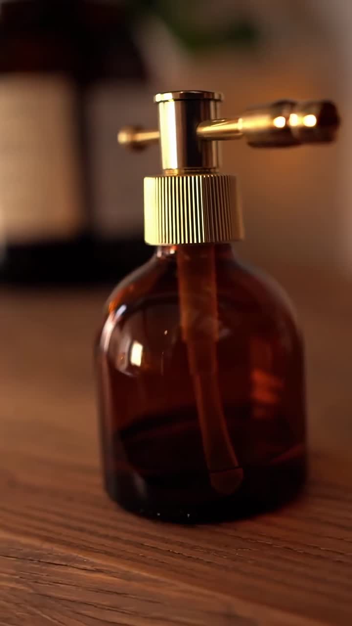Video ravvicinato di flaconi contagocce color ambra su una mensola di legno, ripreso dal basso.