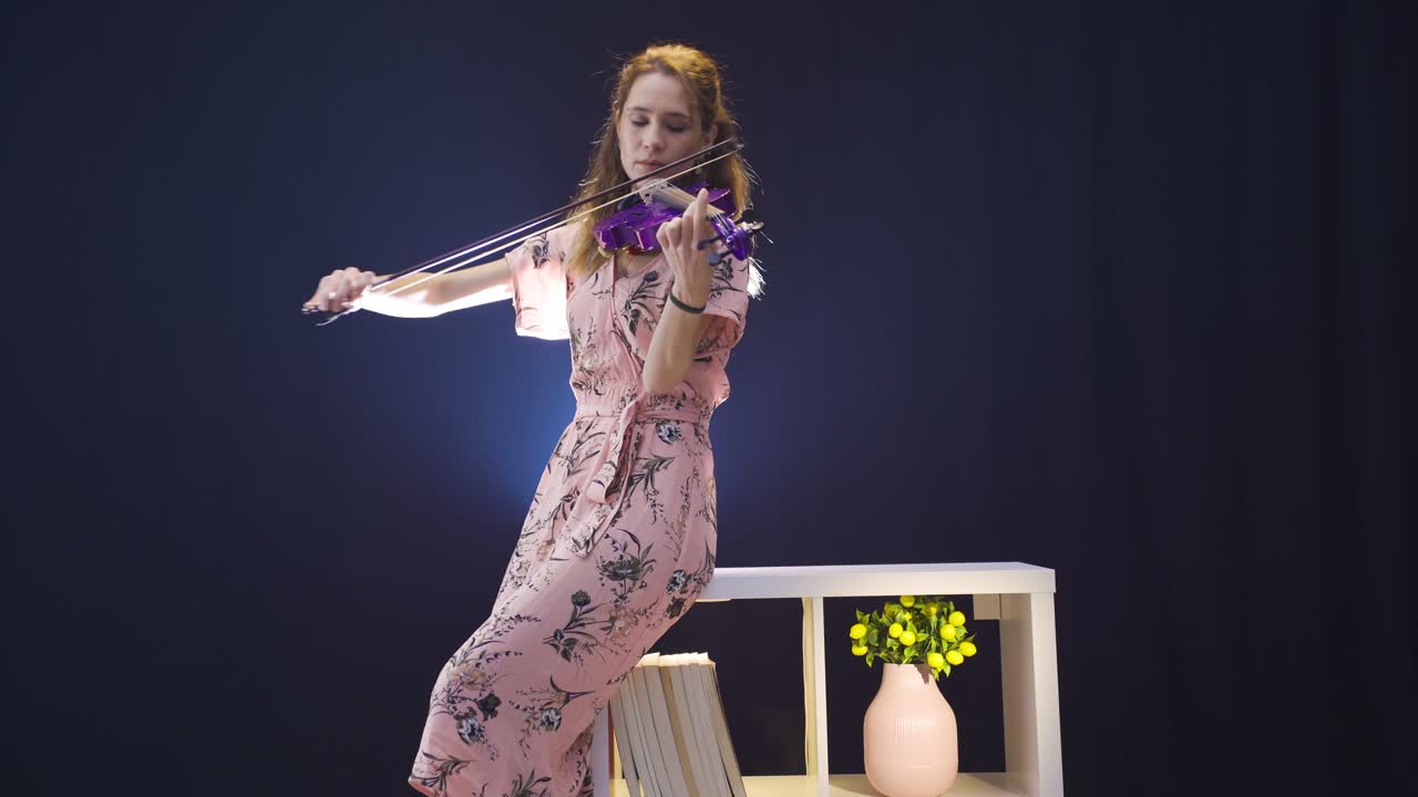 músico femenino tocando el violín sonriendo y feliz cantante de ópera maestra de música.