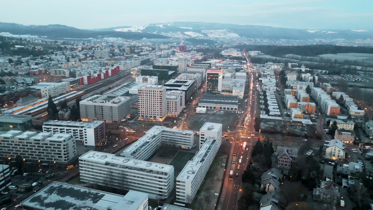 Rak framåtfärd över ett stadsområde med många gatlyktor och tät trafik