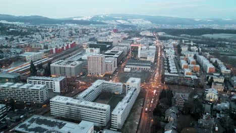 Geradeausflug-über-Ein-Stadtgebiet-Mit-Vielen-Straßenlaternen-Und-Regem-Verkehr