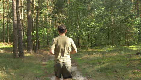 Morgenlauf---Gesunder-Erwachsener-Mann,-Der-Durch-Den-Wald-In-Arendel,-Zagorow,-Polen-Läuft---Kamerafahrt