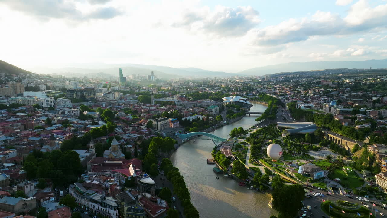 Letecký pohled na Tbilisi, Gruzie při západu slunce