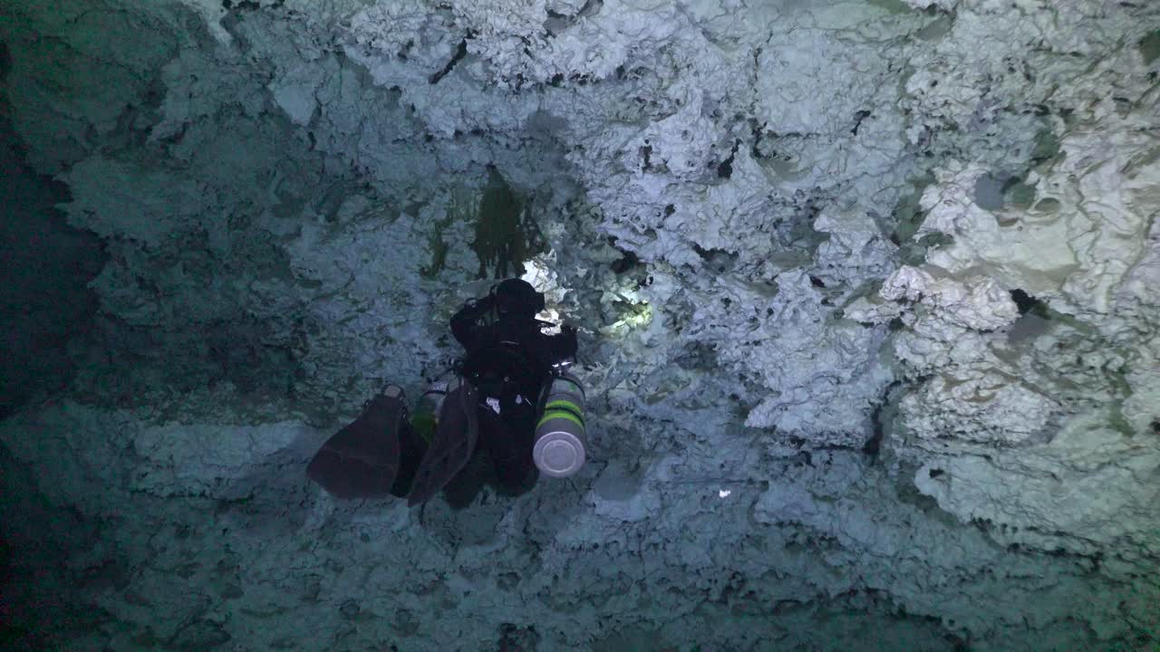 buceador técnico con tanques de montaje lateral buceando en el cenote cueva chikin ha en yucatán, méxico