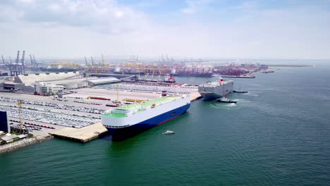 vista aérea del concepto de logística de vehículos comerciales, automóviles y camionetas que esperan ser cargados en un buque de transporte de automóviles rodante