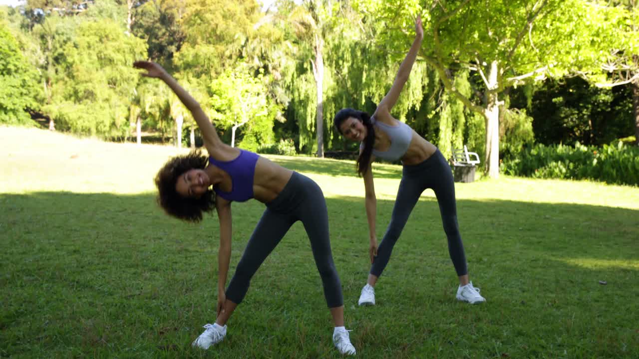 미소 짓는 적합한 친구들이 공원에서  ⁇ 고 있습니다.