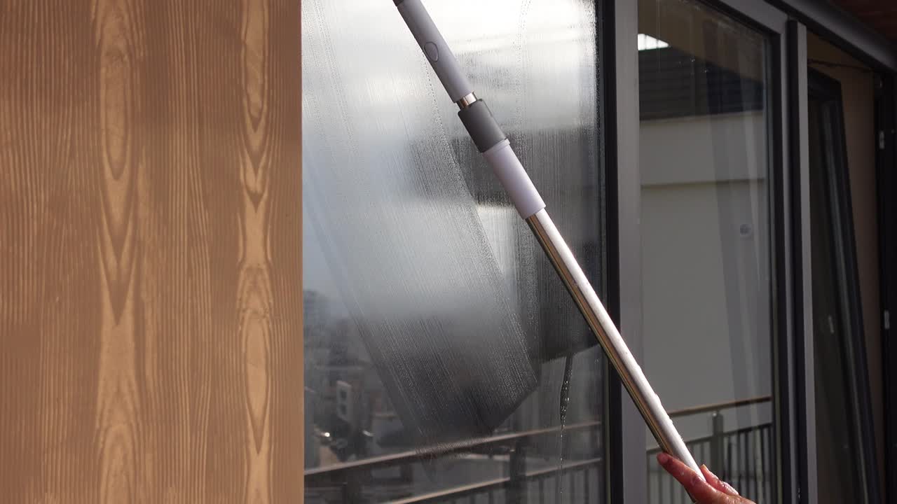 limpieza de ventanas con un limpiador