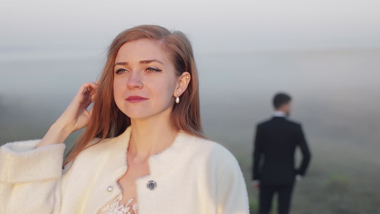 신혼부부. 백인 신랑과 신부와 함께 아침 에서. 안개. 결혼 부부