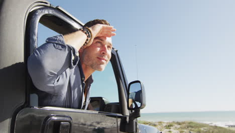 Feliz-Hombre-Caucásico-En-Coche-Admirando-La-Vista-En-Un-Día-Soleado-En-La-Playa