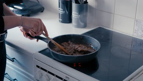 Steaming-Meat-cooking-in-a-Pan-in-slow-motion