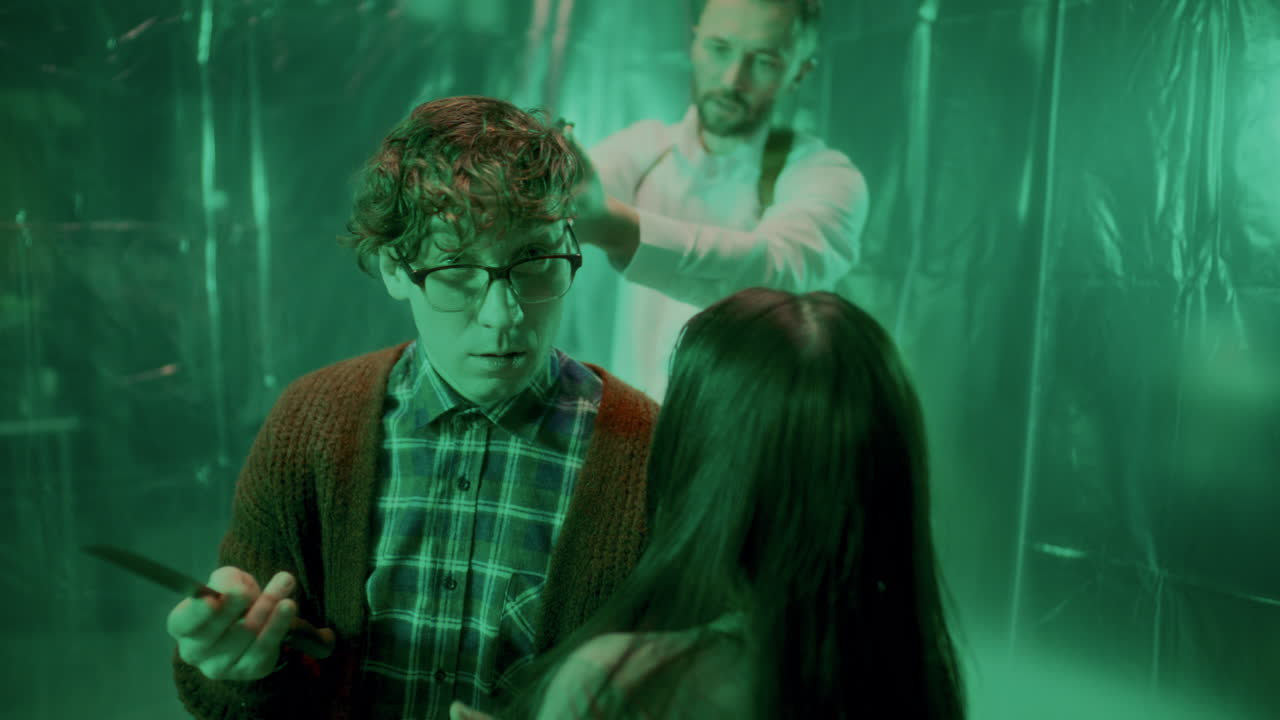 경찰관이 범죄 현장에 들어가서 가해자가 소녀를 고문하는 것을 막습니다.