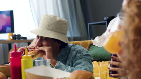 tres amigos comiendo en casa