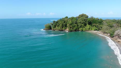 Vista-De-Drones-En-La-Playa-De-Costa-Rica-Que-Muestra-El-Mar,-La-Costa-Y-El-Bosque.