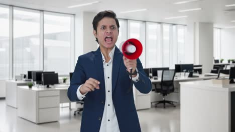empleado indio enojado protestando por sus derechos