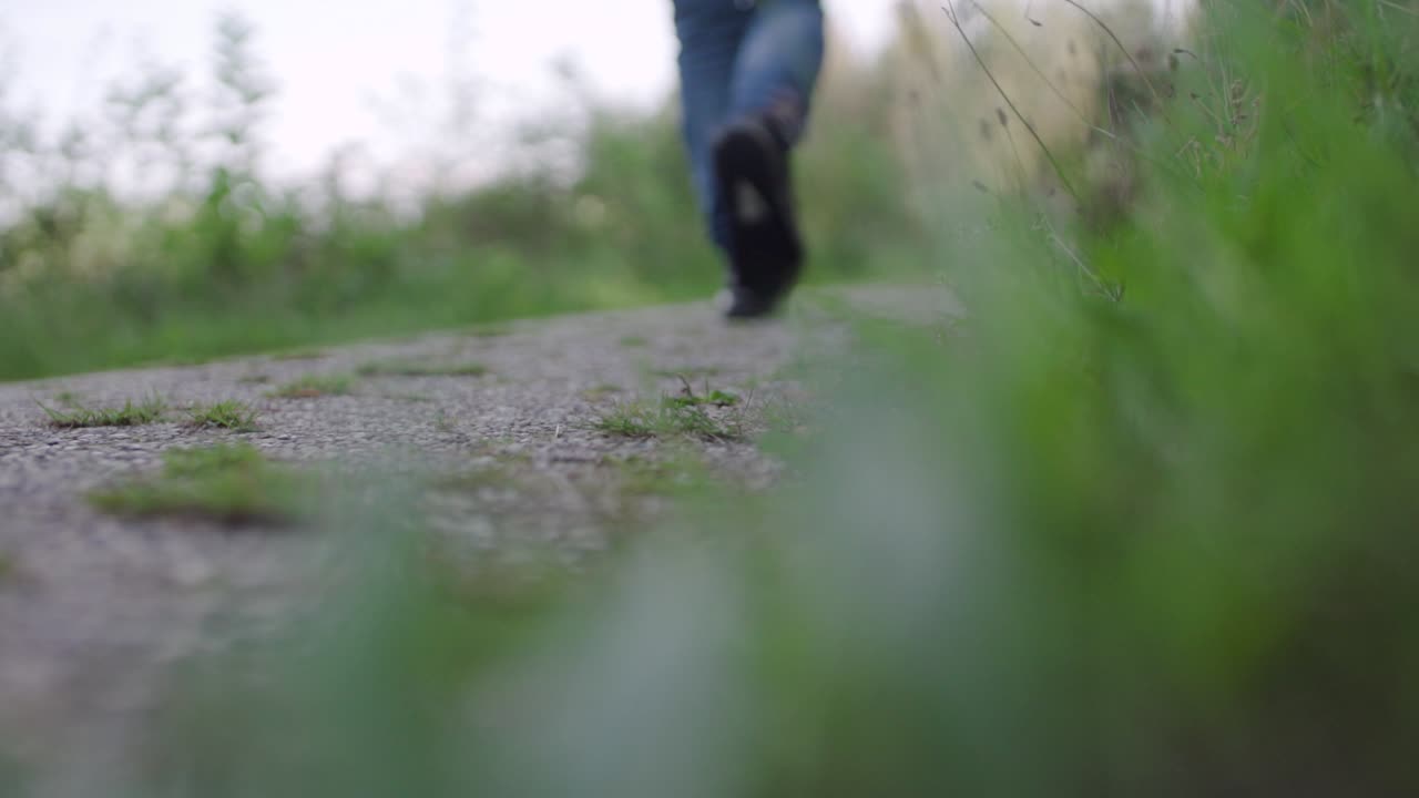 공원에서 걷고 있는 청년, 운동화, 슬로우 모션, 흐릿한 배경