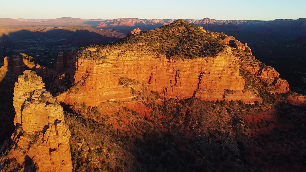 знаковый пейзаж аризоны - гора из оранжевого песчаника во время раннего утреннего восхода солнца, съемка с беспилотного летательного аппарата