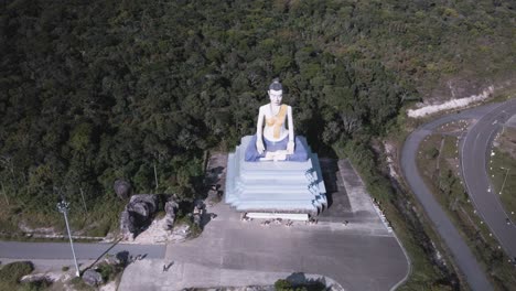 Auf-Dem-Gipfel-Des-Thansur-Bokor-Highland-Resorts-überblickt-Lok-Yeay-Mao-Das-Meer-Und-Sorgt-So-Für-Die-Sicherheit-Der-Seeleute