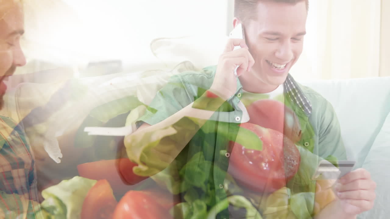 사회적 거리를 유지하는 백인 남성들이 온라인으로 구매하고 있습니다.