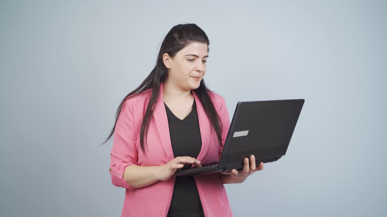 una mujer de negocios estornudando.