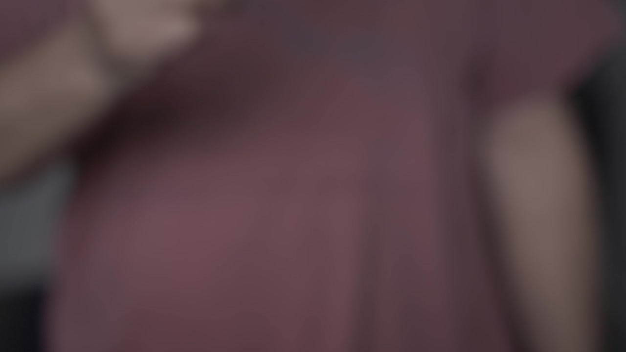 cerca de la mano ofreciendo quinientos dólares estadounidenses y dejando caer dinero abajo