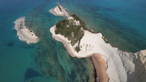 Toma-Panorámica-De-Acantilados-Blancos-Y-Altos-En-Corfú,-Grecia