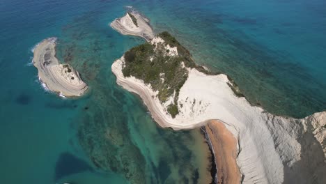 toma panorámica de acantilados blancos y altos en corfú, grecia