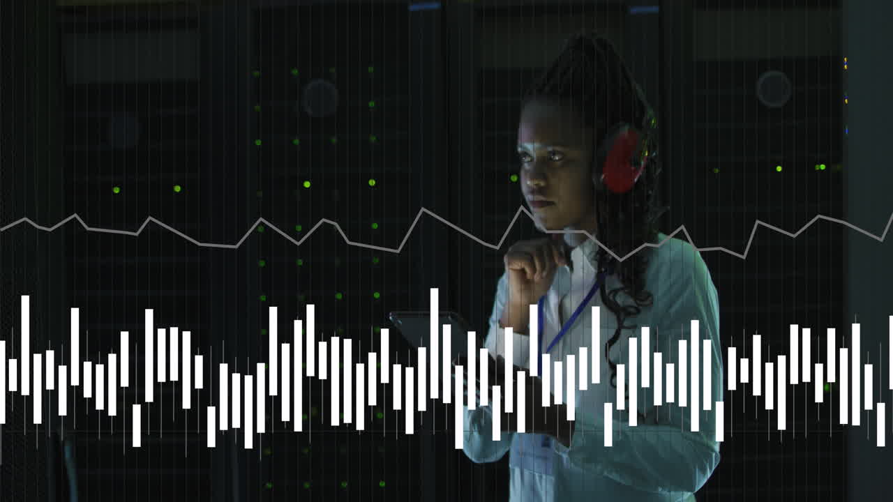 animación del procesamiento de datos sobre ingeniera informática afroamericana y servidores informáticos
