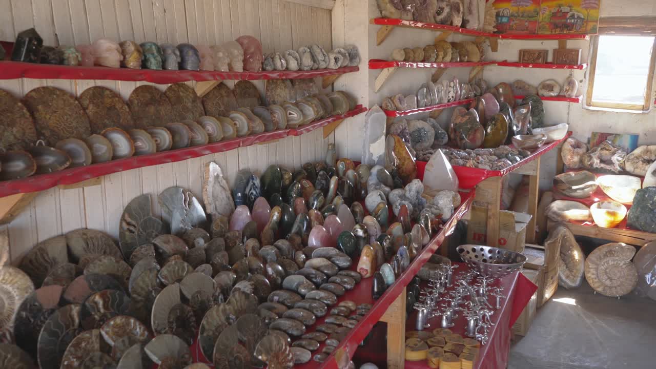 마다가스카르 안타나나리보에 있는 기념품 시장에서 화석 암모나이트 돌과 석화된 나무로 만든 기념품을 전시하고 있다.