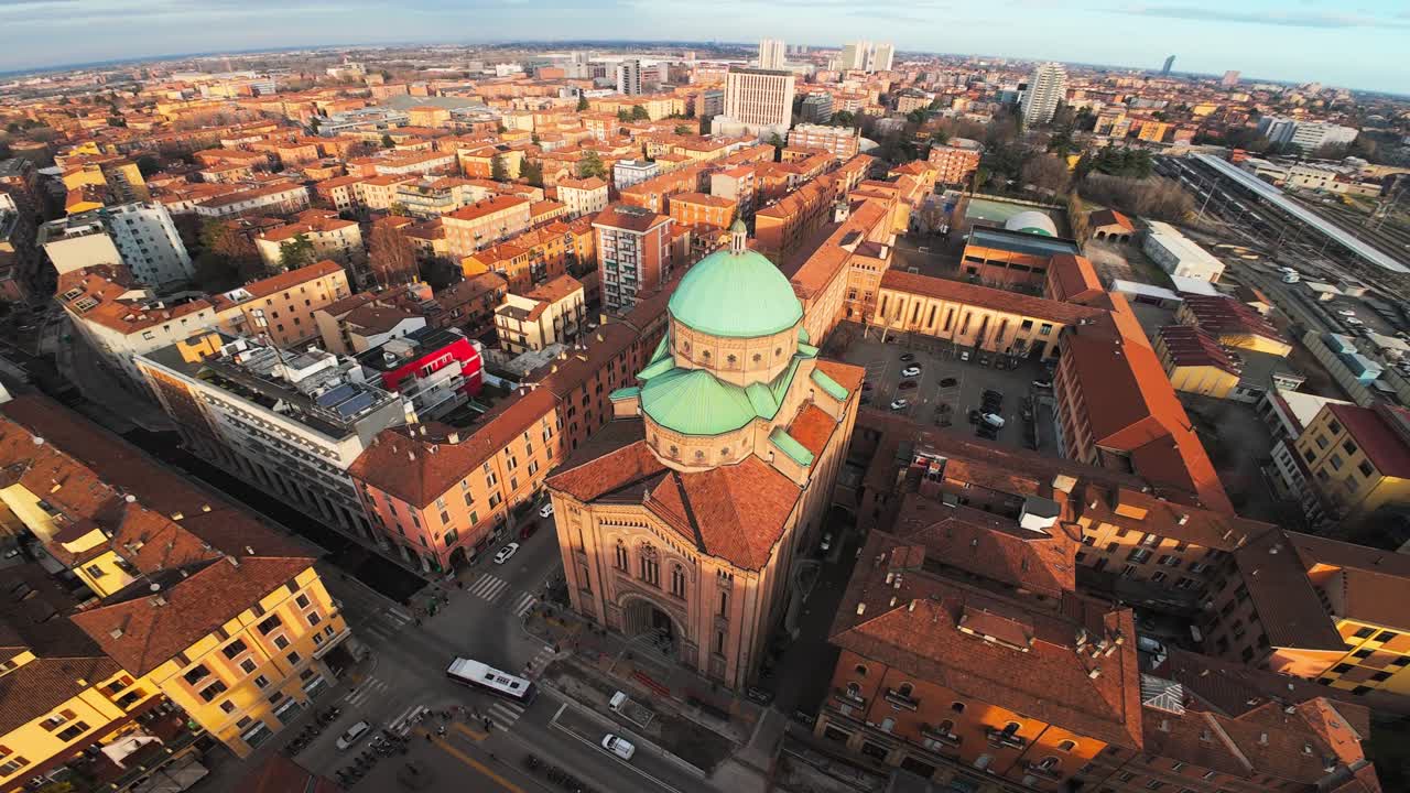 Ripresa aerea con drone FPV del centro storico di Bologna, Italia. Chiesa Parrocchiale del Sacro Cuore di Gesù.