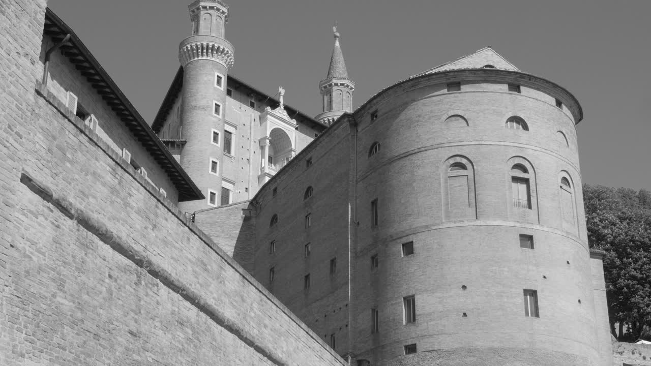 이탈리아의 우르비노에 있는 유네스코 세계유산인 단색 팔라조 듀칼레 외관