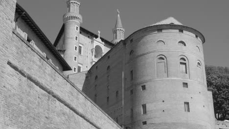 Exterior-Monocromático-Del-Palacio-Ducal:-Patrimonio-De-La-Humanidad-Por-La-Unesco-En-Urbino,-Italia