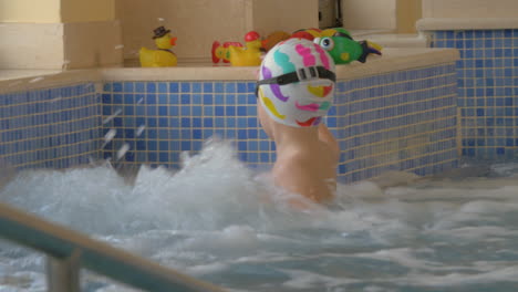 Blick-Auf-Einen-Jungen,-Der-Im-Kinderschwimmbecken-Mit-Spielzeug-Spielt