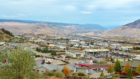 Mirador-Sobre-El-Centro-De-Kamloops-En-Columbia-Británica,-Canda-En-Un-Día-Nublado-En-El-Otoño,-Con-Una-Vista-Maravillosa-Del-Valle-Del-Río-Thompson-Y-La-Costa-Norte