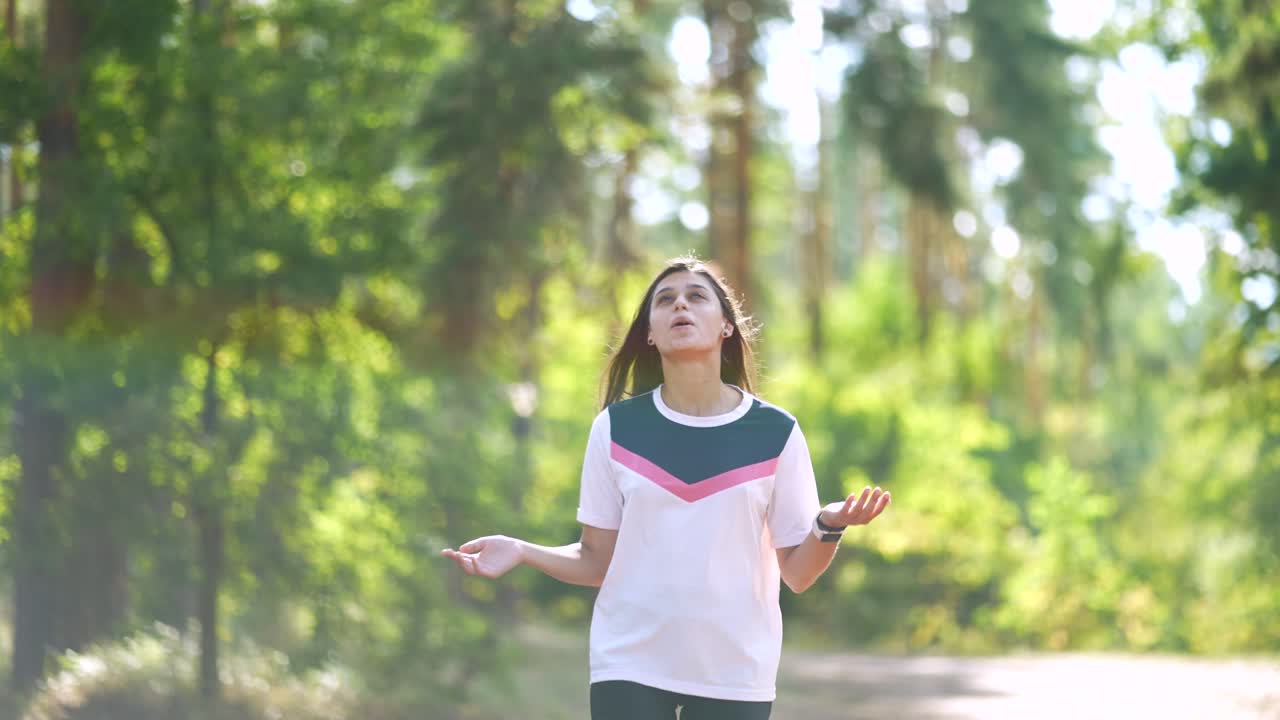 Wanita Muda Berjalan di Hutan