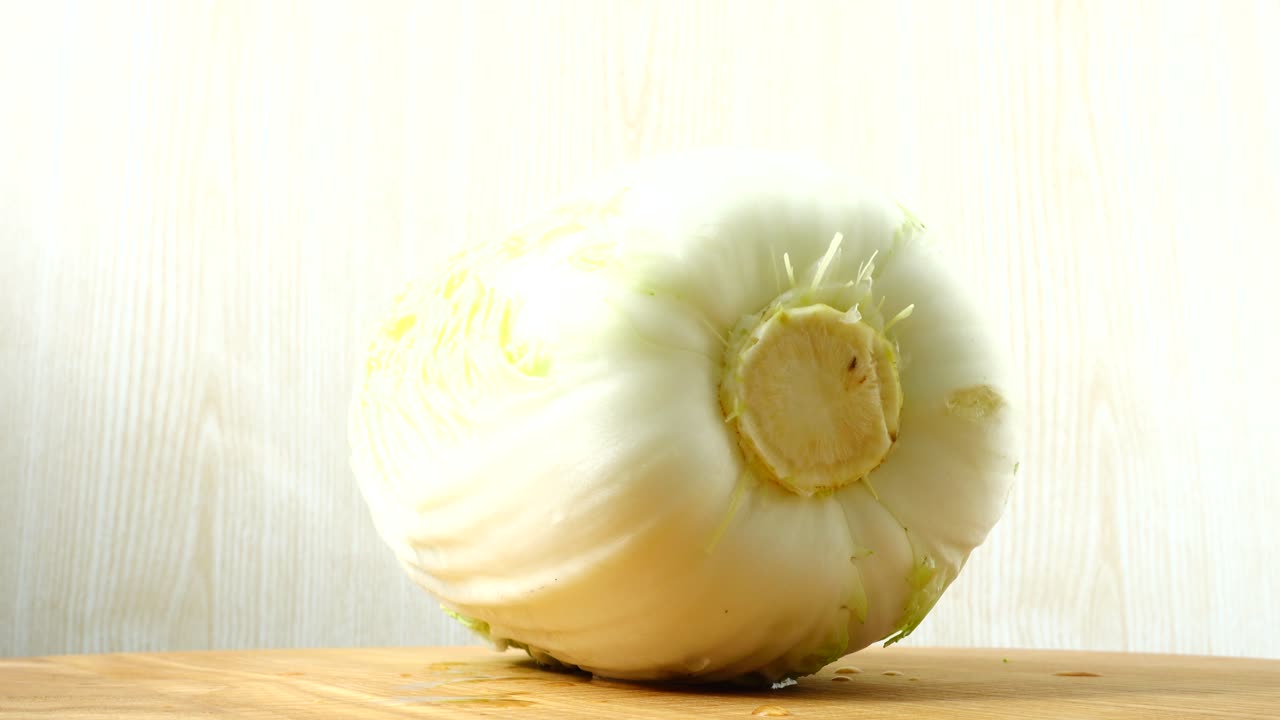 배추, 움직임 속 촬영. 도마.